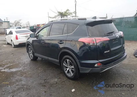 2018 Toyota Rav4 Xle z USA, uszkodzony, nr VIN JTMRFREV6JD223152